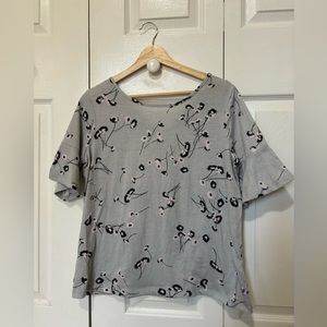 Lauren Conrad ruffle sleeve floral top. Size medium